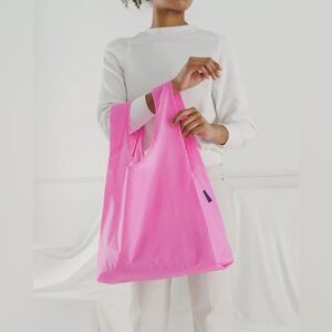 Baggu hot pink reusable shopping bag tote